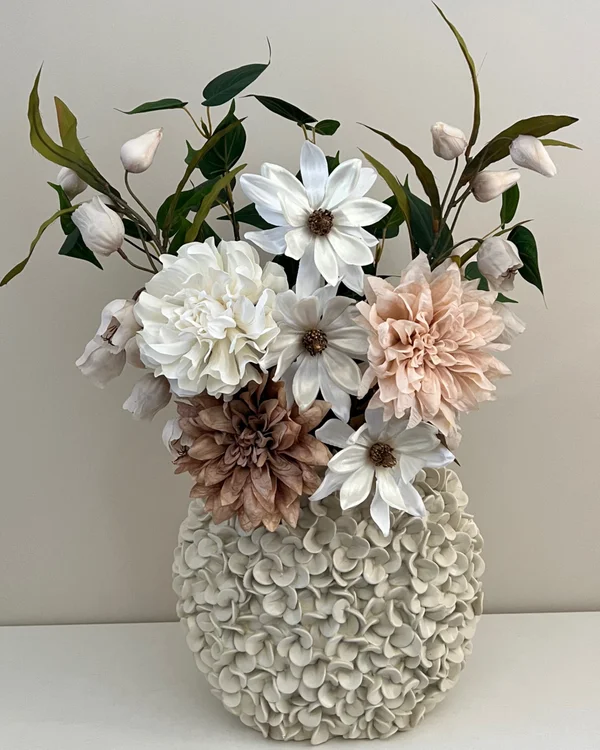 Ovale vaas goud kleur met bloemen