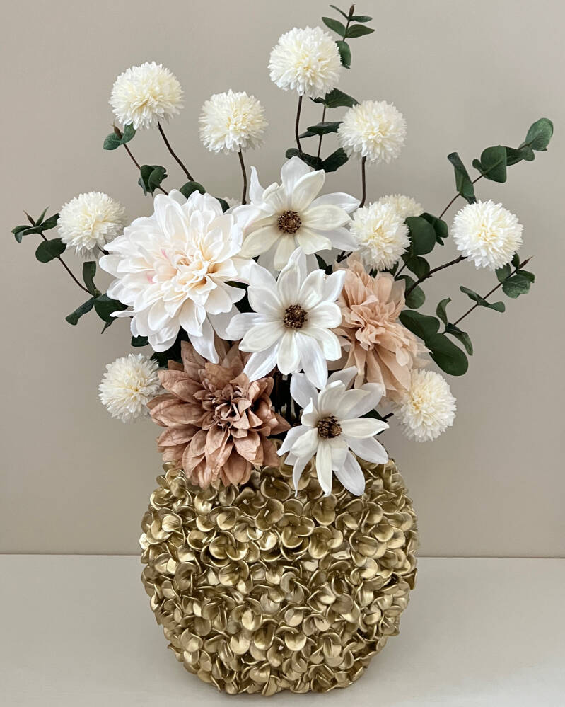 Ovale vaas goud kleur met bloemen en pompom takken