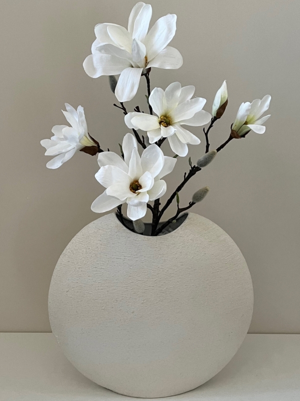 Ovale vaas cr&egrave;me kleur met Magnolia takken.